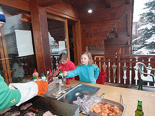 Die Skireise nach Trois Vallées in Frankreich. Hausgalerie im Ferienclub Tros Vallées. Grillmeister