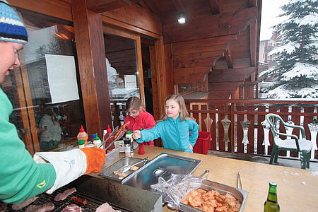 Die Skireise nach Trois Vallées in Frankreich. Hausgalerie im Ferienclub Tros Vallées. Grillmeister