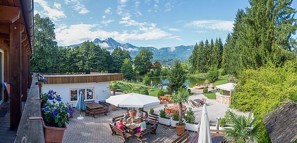 Hausgalerie von der Sommerreise der Ferienanlage Forellenhof in Kärnten in Österreich am Faaker See. Gesamtüberblick der anlage