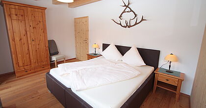 Doppelbett im Skiurlaub im Grossglockner Resort in Österreich mit Hoefer Sport und Reisen.