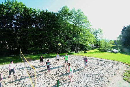 Beachvolleyball. Hausgalerie von der Sommerreise der Ferienanlage Forellenhof in Kärnten in Österreich am Faaker See.