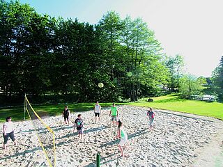 Beachvolleyball. Hausgalerie von der Sommerreise der Ferienanlage Forellenhof in Kärnten in Österreich am Faaker See.