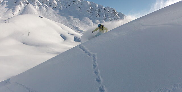 Im Schnee bei allgemein gute Introbilder im Winter auf den Skiurlaub mit Hoefer Sport und Reisen.