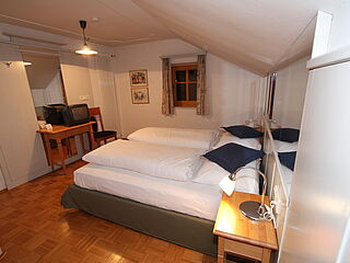 3-Zimmer Nr. 5b in der Pension Grünbacher. Skireise zum Kronplatz in Südtirol in italien mit hoefer sport und reisen.