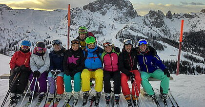 Silvesterreisen mit hoefer sport und reisen am Forellenhof an die Gerlitzen Alpe in Österreich. Gruppe im Schnee