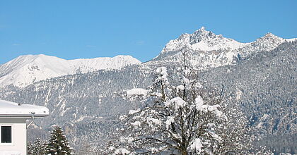 Die Silvesterreisen mit hoefer sport und reisen nach bad gastein in Österreich. Ausblick auf Berge