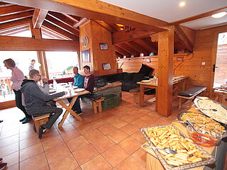 Die Skireise nach Trois Vallées in Frankreich. Hausgalerie im Ferienclub Tros Vallées. Essensraum