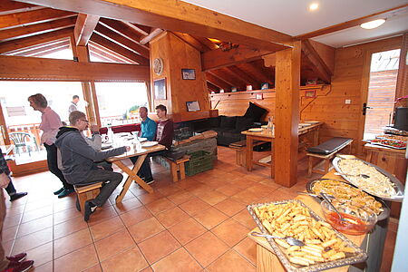 Die Skireise nach Trois Vallées in Frankreich. Hausgalerie im Ferienclub Tros Vallées. Essensraum