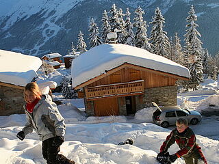 Kinder in der Hausgalerie vom Chalet le Crystal in La Rosiere in Frankreich.