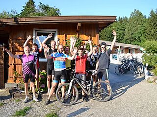 Fahrradgruppe. Hausgalerie von der Sommerreise der Ferienanlage Forellenhof in Kärnten in Österreich am Faaker See.
