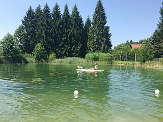 Hausgalerie von der Sommerreise der Ferienanlage Forellenhof in Kärnten in Österreich am Faaker See. Badesee