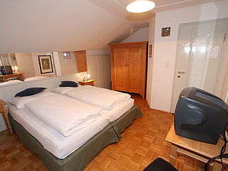 3-Zimmer Nr. 5b in der Pension Grünbacher. Skireise zum Kronplatz in Südtirol in italien mit hoefer sport und reisen.