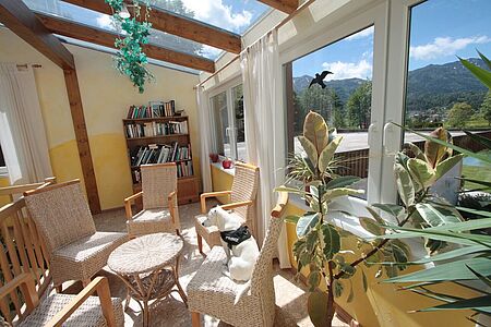 Hausgalerie von der Sommerreise der Ferienanlage Forellenhof in Kärnten in Österreich am Faaker See. Tisch
