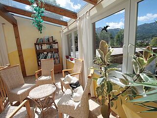 Hausgalerie von der Sommerreise der Ferienanlage Forellenhof in Kärnten in Österreich am Faaker See. Tisch