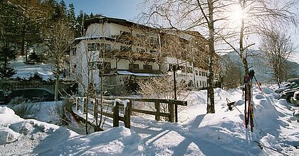Das schöne Hotel Fischerwirt in Achenkirch, Tirol, am morgen.