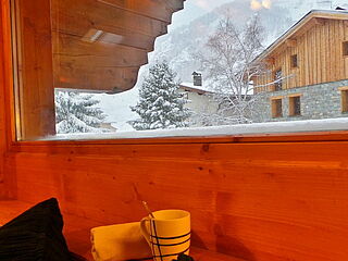 Die Skireise nach Trois Vallées in Frankreich. Hausgalerie im Ferienclub Tros Vallées. blick vom Balkon