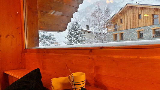 Die Skireise nach Trois Vallées in Frankreich. Hausgalerie im Ferienclub Tros Vallées. blick vom Balkon