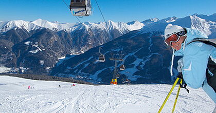 Die Silvesterreisen mit hoefer sport und reisen nach bad gastein in Österreich. Skipiste mit Skifahrer