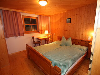 2er-Zimmer Nr. 307 im Clubhaus Sonnenfluh auf der Skireise nach Warth am Arlberg in Österreich mit hoefer sport und reisen.