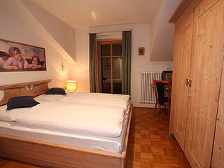 2er-Zimmer Nr. 2b in der Pension Grünbacher. Skireise zum Kronplatz in Südtirol in italien mit hoefer sport und reisen.