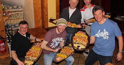 Skireise nach Trois Vallées in Frankreich. Gruppe beim Essen.