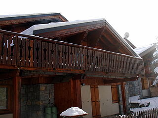 Die Skireise nach Trois Vallées in Frankreich. Hausgalerie im Ferienclub Tros Vallées. von aussen