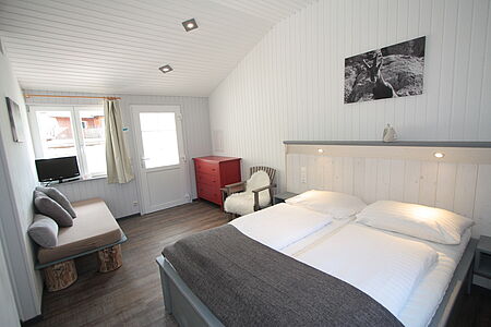Doppelbett. Hausgalerie von der Sommerreise der Ferienanlage Forellenhof in Kärnten in Österreich am Faaker See.