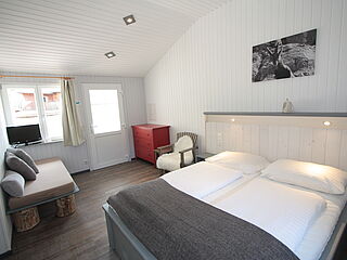 Doppelbett. Hausgalerie von der Sommerreise der Ferienanlage Forellenhof in Kärnten in Österreich am Faaker See.