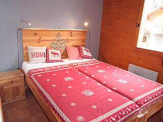 Die Skireise nach Trois Vallées in Frankreich. Hausgalerie im Ferienclub Tros Vallées. doppelbett