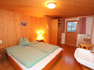 2er-Zimmer Nr. 303 im Clubhaus Sonnenfluh auf der Skireise nach Warth am Arlberg in Österreich mit hoefer sport und reisen.