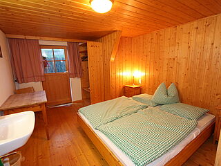 2er-Zimmer Nr. 304 im Clubhaus Sonnenfluh auf der Skireise nach Warth am Arlberg in Österreich mit hoefer sport und reisen.