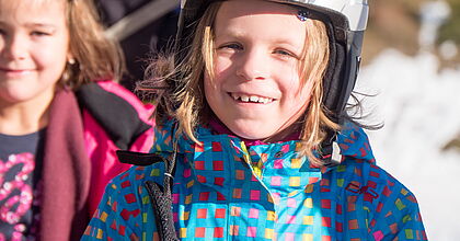 Kind im Skiurlaub im Grossglockner Resort in Österreich mit Hoefer Sport und Reisen.