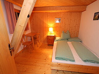 2er-Zimmer Nr. 309 im Clubhaus Sonnenfluh auf der Skireise nach Warth am Arlberg in Österreich mit hoefer sport und reisen.