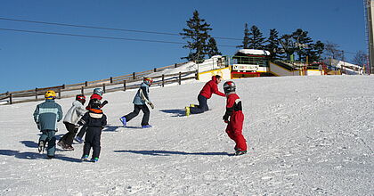 Kinder im Schnee auf der Familienskireise mit hoefer sport und reisen nach Achenkirch in Tirol in Österreich.